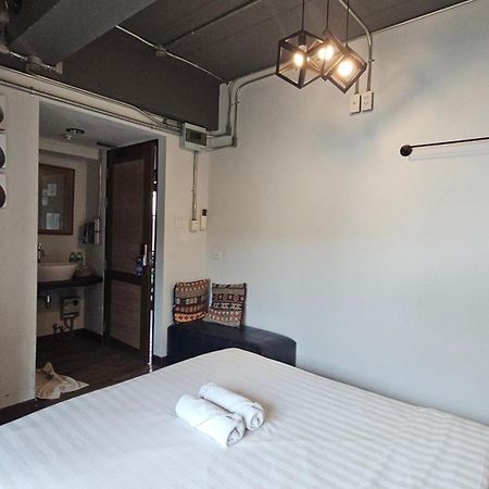33 Poshtel (Adults Only) Otel Chiang Mai Dış mekan fotoğraf