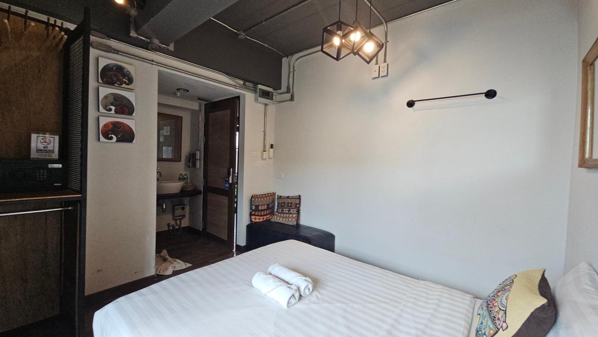 33 Poshtel (Adults Only) Otel Chiang Mai Dış mekan fotoğraf