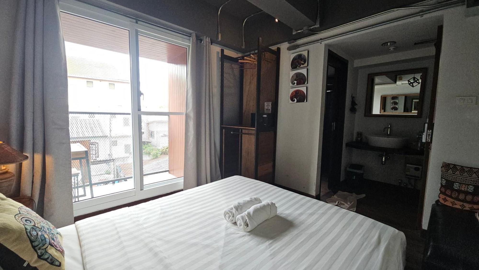 33 Poshtel (Adults Only) Otel Chiang Mai Dış mekan fotoğraf